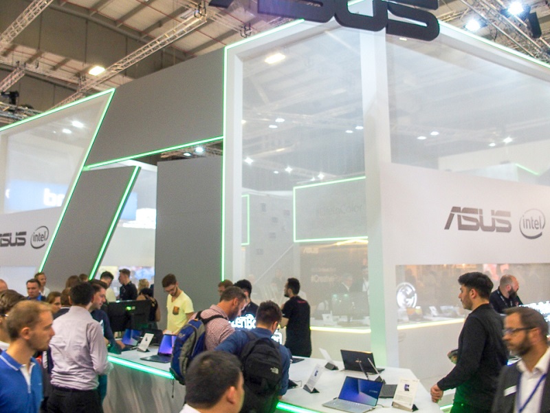 ASUSがPC新製品を展示、タッチパッドにテンキー搭載の「ZenBook ASUSがPC新製品を展示、タッチパッドにテンキー搭載の「ZenBook