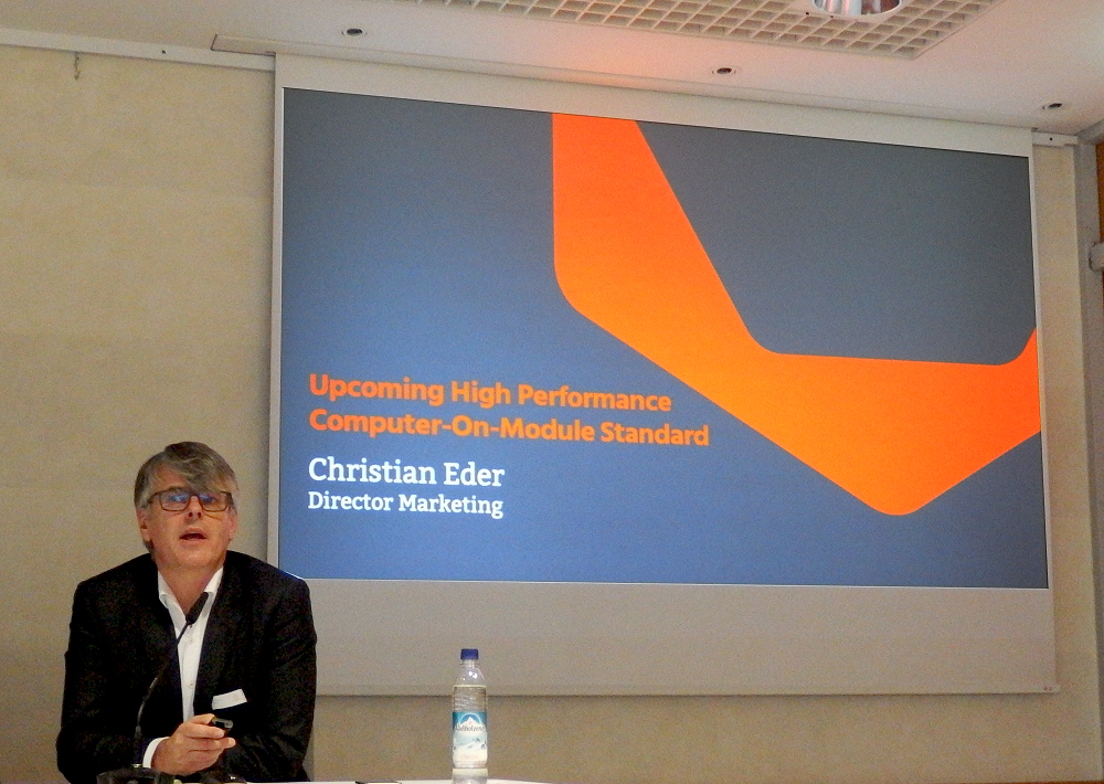 会見の最後に、次世代COM規格の紹介があった。左端がChristian Eder氏。日経 xTECHが撮影