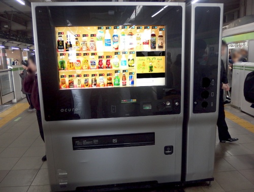 JR東日本の山手線の駅に設置された大型タッチパネル付きの飲料自動販売機。自販機の製造は富士電機が、飲料の販売事業はJR東日本ウォータービジネスが担う。日経 xTECHが撮影