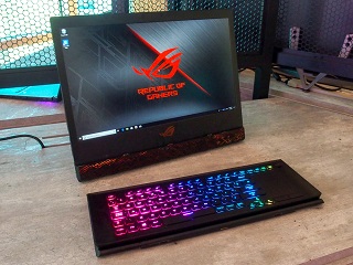 ASUSがPC新製品を展示、タッチパッドにテンキー搭載の「ZenBook