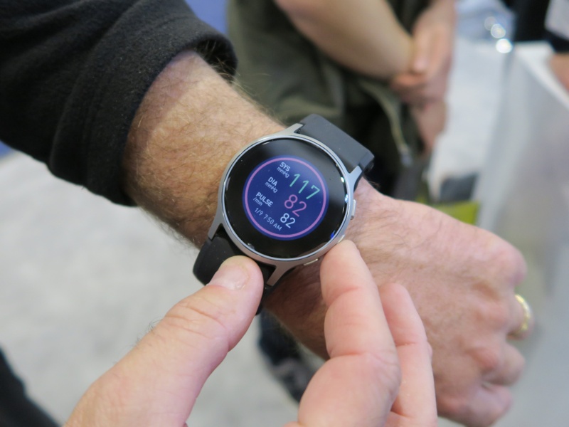 オムロンの血圧計測できるスマートウォッチ まずは米国から 日経クロステック Xtech オムロンの血圧計測できるスマートウォッチ まずは米国から 日経クロステック Xtech