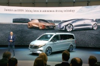 Daimler会長のDieter Zetsche氏は、モビリティーサービスや自動運転開発でドイツBMWと協業することをあらためて説明した（撮影：日経 xTECH）