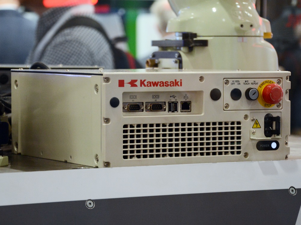 約260kgの“Ninja”をロボが振り回すデモ、川崎重工がハノーバーで