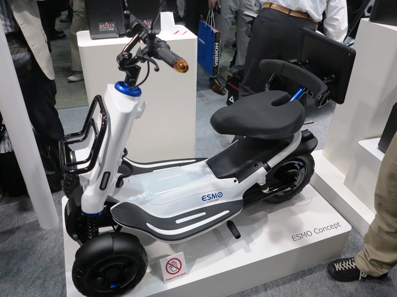 ホンダ、「シニアカー」のコンセプト車を公開 | 日経クロステック（xTECH）