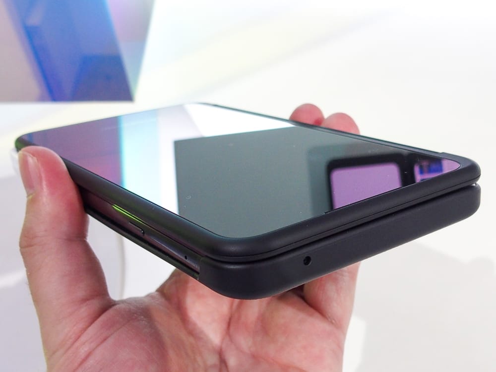 セカンドディスプレーも搭載、LG電子がスマホ「2画面化ケース