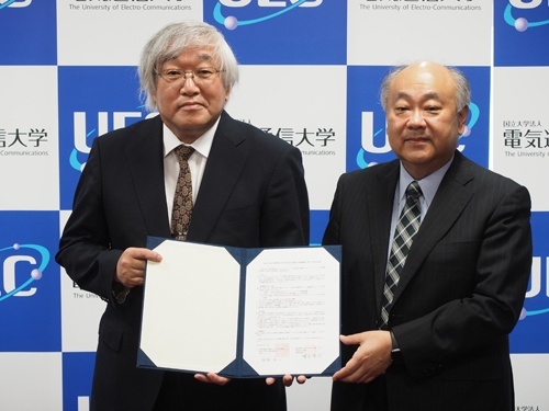 電気通信大学の田野俊一学長（左）と日経BP 常務取締役の望月洋介