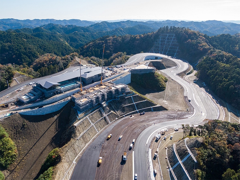 前田建設、規格外の舗装に挑む／堤防を70m造り直し、コンクリがらが原因／橋の設計ミスで工費3倍に