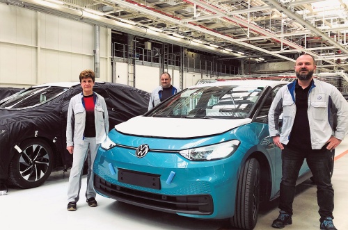 ドイツ・ツヴィッカウ工場で試験生産を再開したEV「ID.3」(右)とカバーで覆った次期EV「ID.4」