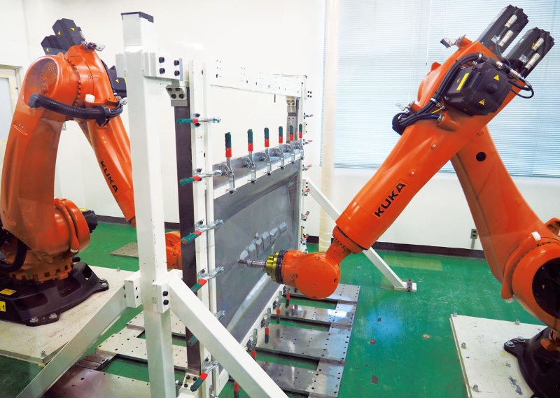 金型不要のボディーパネル技術 日産が少量生産車向けに開発 日経クロステック Xtech 金型不要のボディーパネル技術 日産が少量生産車向けに開発 日経クロステック Xtech