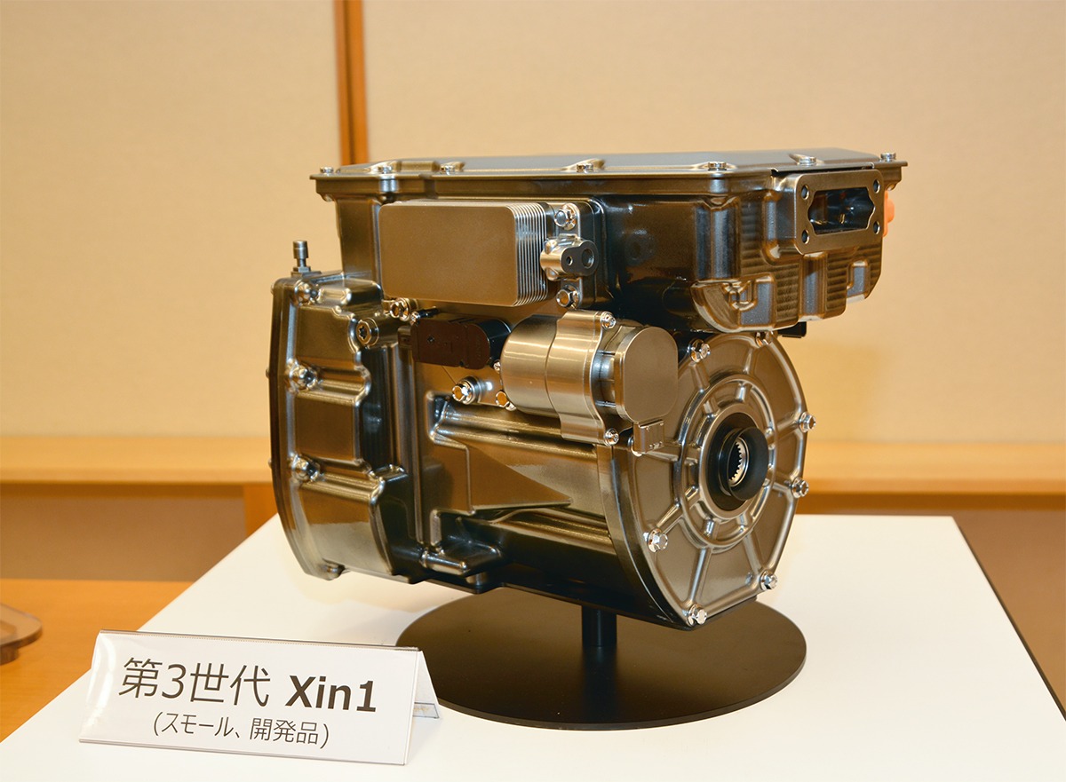 フロントフード下はがら空き、アイシンの「X in 1」はEVを変革か
