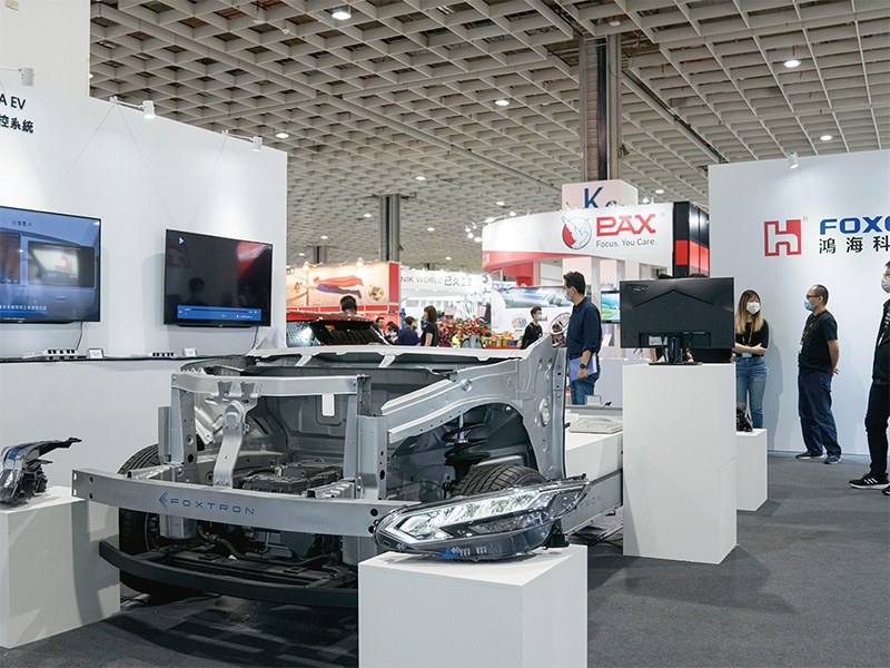 焦る鴻海が日本メーカーに秋波、三菱自にEV供給へ