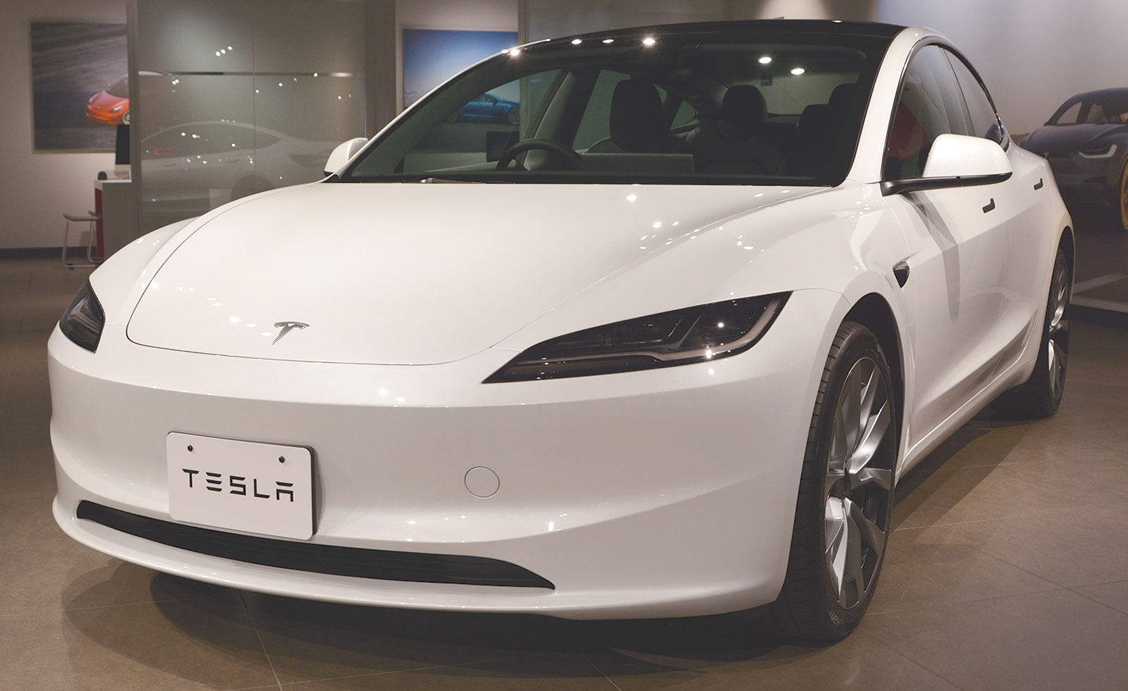 テスラの新型EV「モデル3」、ステアリングからレバーが消えた | 日経
