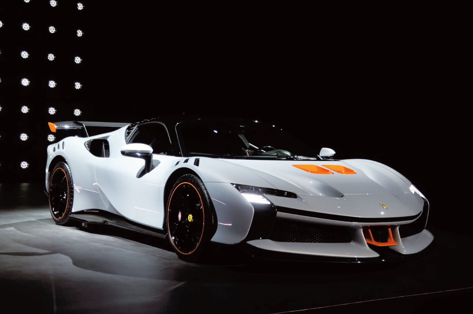 1億円超のフェラーリPHEV、エンジン増強で最高出力は758kW | 日経