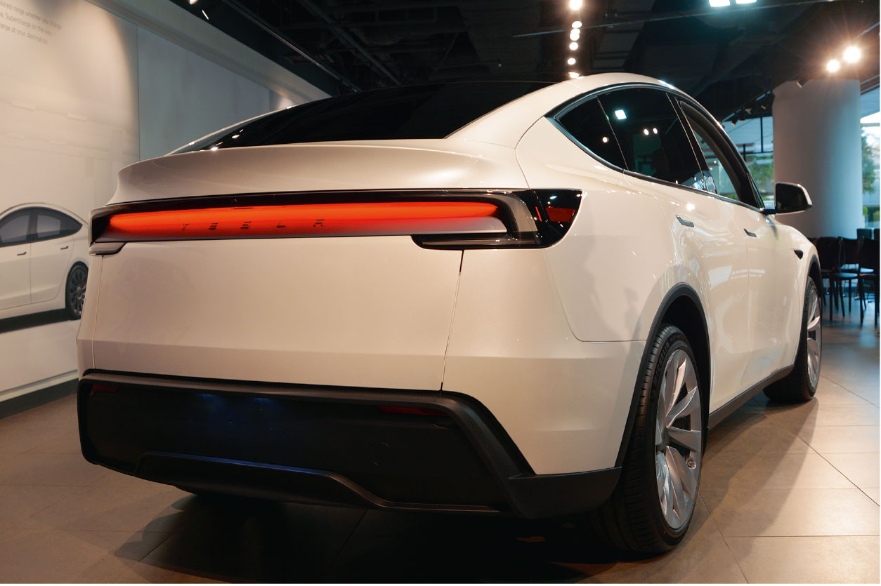 テスラのEV「Model Y」、外観を一新し航続距離も延長 | 日経クロス
