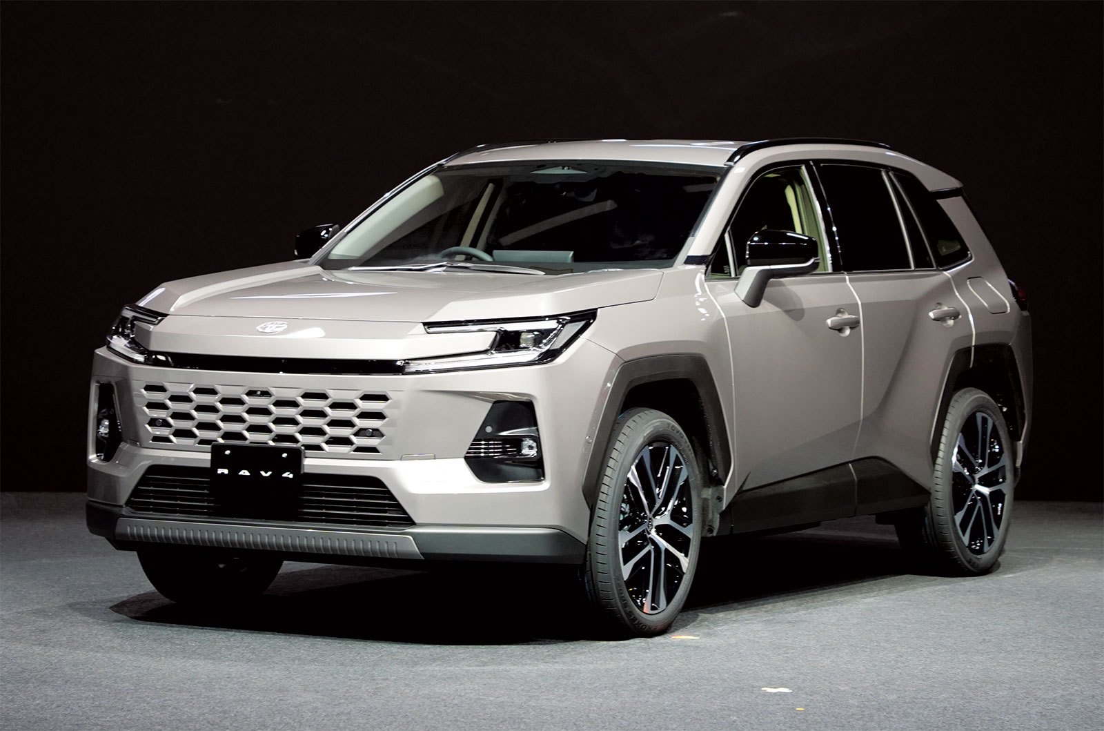 トヨタ新型RAV4にアリーン初搭載、PHEVにはSiC（2ページ目） | 日経