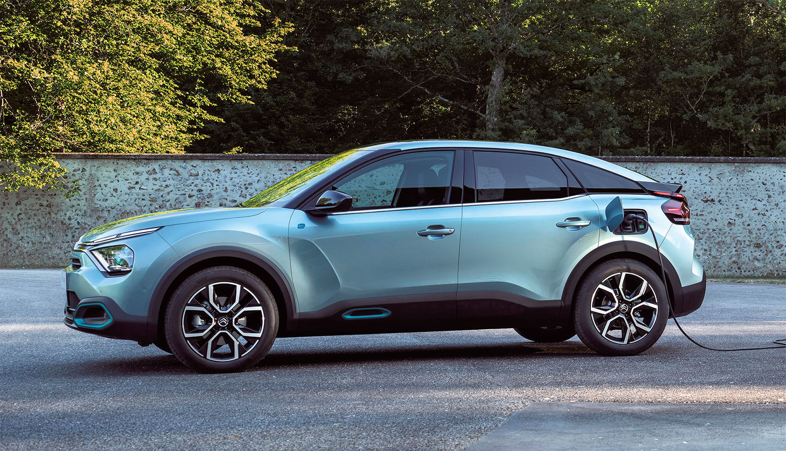 図1　グループPSAのシトロエンブランドの新型EV「e-C4」
