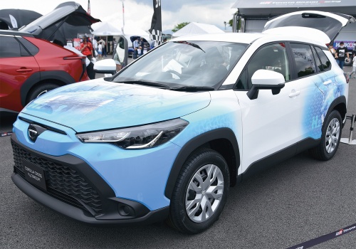 図1 トヨタ自動車が試作した水素エンジン車