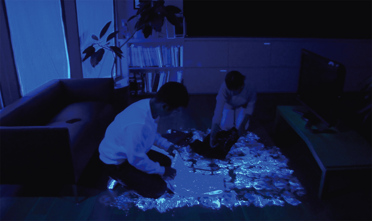 〔写真1〕飛沫に見立てた蛍光塗料