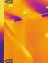 リビングを赤外線カメラで撮影すると、冷気が天井伝いに流れていることが分かる