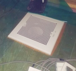 床下がおおむね乾燥した後に階段室の床に設置した一般的な24時間換気システム。風量は150m<sup>3</sup>/時で、床下6回分の換気量に当たる（写真：中谷 岳史）