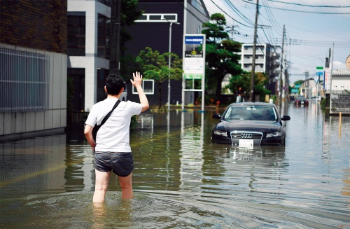 〔写真1〕都市部で近年多発する内水氾濫