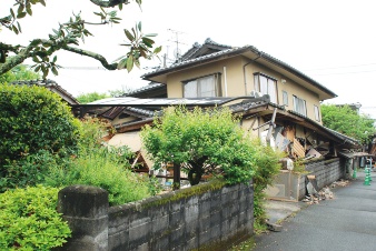 熊本地震で甚大な被害が発生した熊本県益城町で、新耐震基準の住宅が全壊した様子。接合部の仕様規定が導入される前の1996年に完成していた（写真：日経ホームビルダー）
