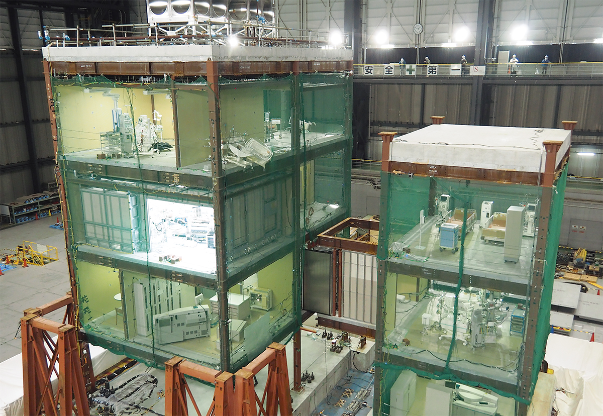 〔写真1〕医療機器が次々転倒