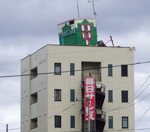 〔写真1〕ホテル屋上の塔屋が傾く