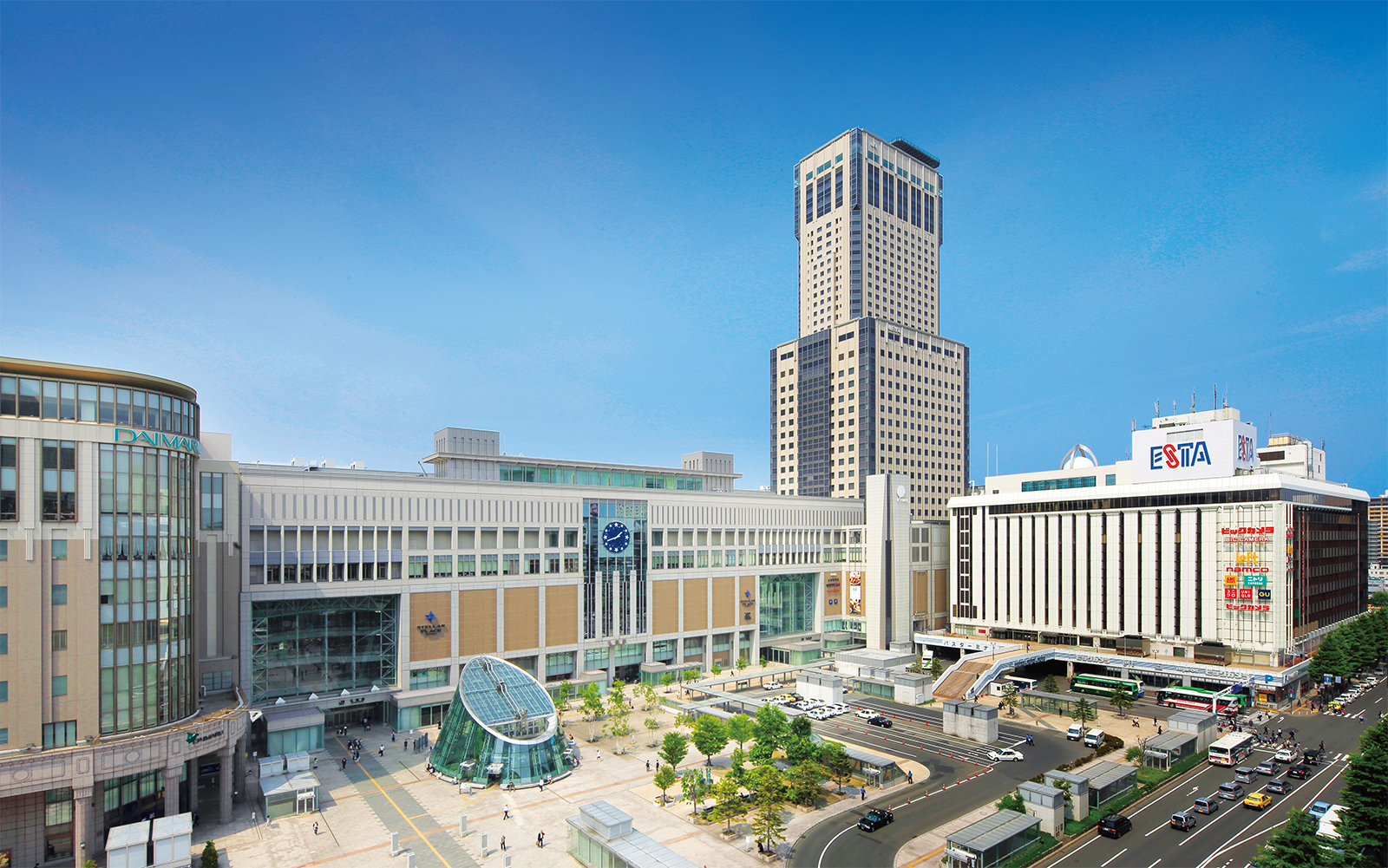 写真はJRタワーの外観（写真：2点とも札幌駅総合開発）