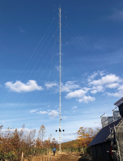 〔写真1〕風況観測塔は鉄柱と支線で構成される