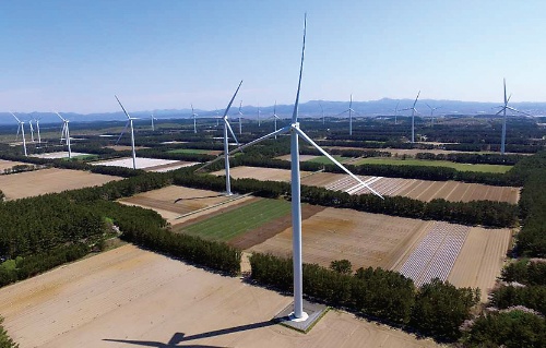 青森県にある日本最大級の陸上風力発電所「ウィンドファームつがる」（写真：グリーンパワーインベストメント）