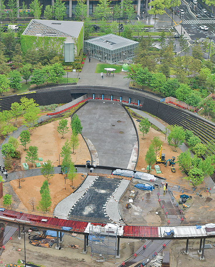 大阪駅前「うめきたの森」に落差3mの滝 | 日経クロステック（xTECH）