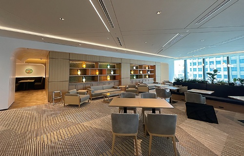 8階オフィスサポートフロア。就業者専用のラウンジで、ネイルサービスなども受けられる（写真：日経アーキテクチュア）