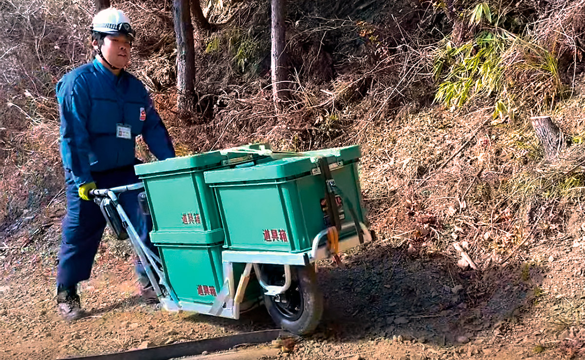 山中で50kg超の機材運ぶ電動一輪車 | 日経クロステック（xTECH）