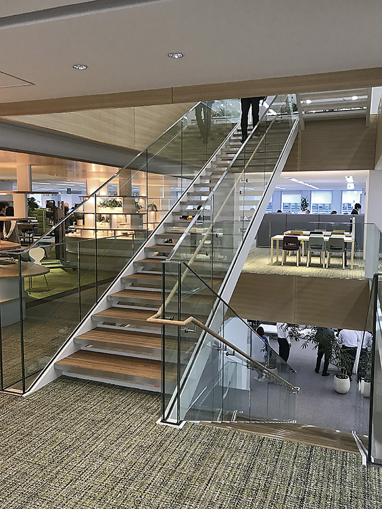 航空・宇宙分野の素材で揺れにくい階段 | 日経クロステック（xTECH）