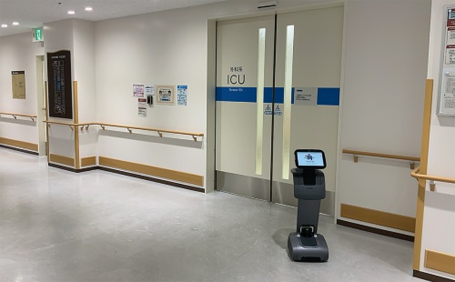 〔写真1〕病院内を自律走行するロボット