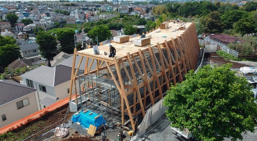 〔写真4〕木造の門形架構を連続させた構造