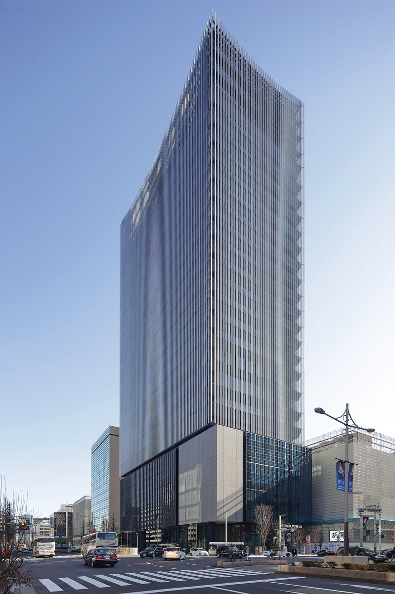 八重洲通りから見る建物の北側外観。建物頂部のデザインは、「グローバル（地球・世界）」をモチーフとして半径約63mの球体で切り抜いたような形とした（写真：安川 千秋）