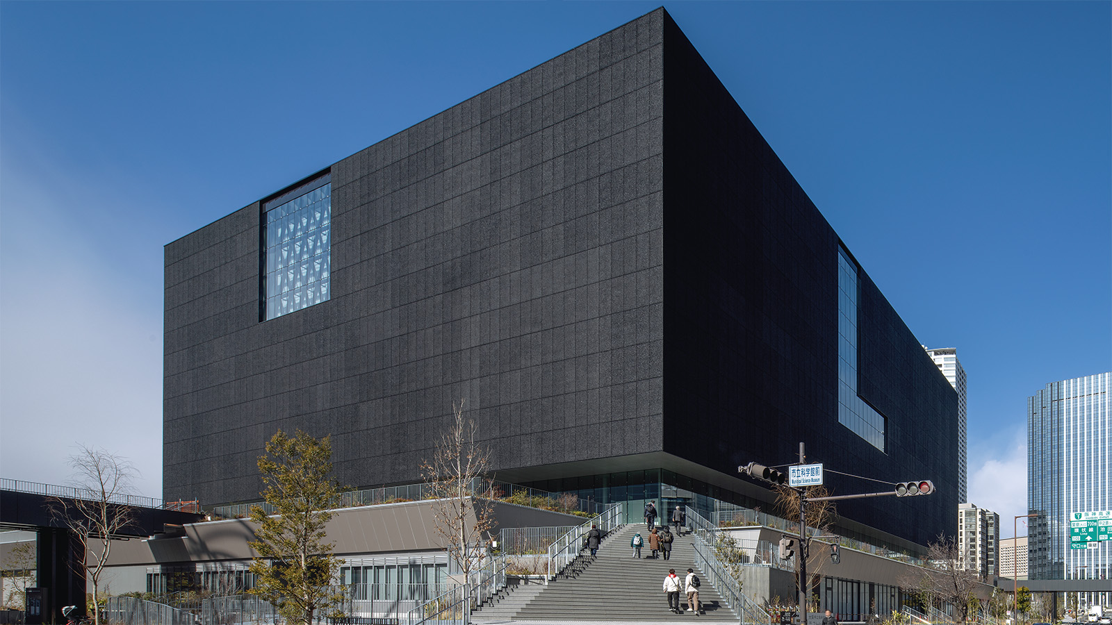 硯匠　遠藤金造 22年2月開館の「大阪中之島美術館」、黒色の箱状外観と光差し込む内部