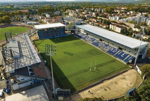 拡張・改修工事を終えて生まれ変わった、仏・アジャンにあるアルマンディスタジアム。写真左手の南側には運動公園、北側には住宅地が広がる。同施設の改修設計は、梓設計にとって欧州での初のスポーツ施設案件だった(写真:梓設計)