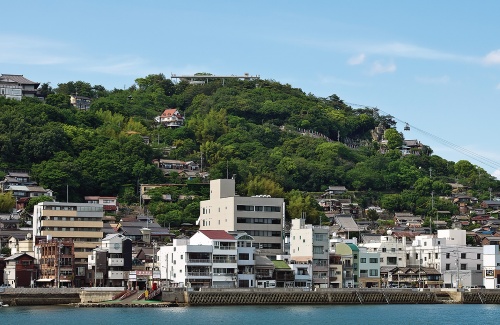 〔写真2〕山頂に浮かぶ展望台