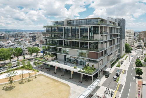 北西側全景。茨木の民話に登場する鬼にちなんだ施設名称は、一般公募と市民投票で決まった。鬼もやって来るような魅力があるという意味が込められている(写真:生田 将人)