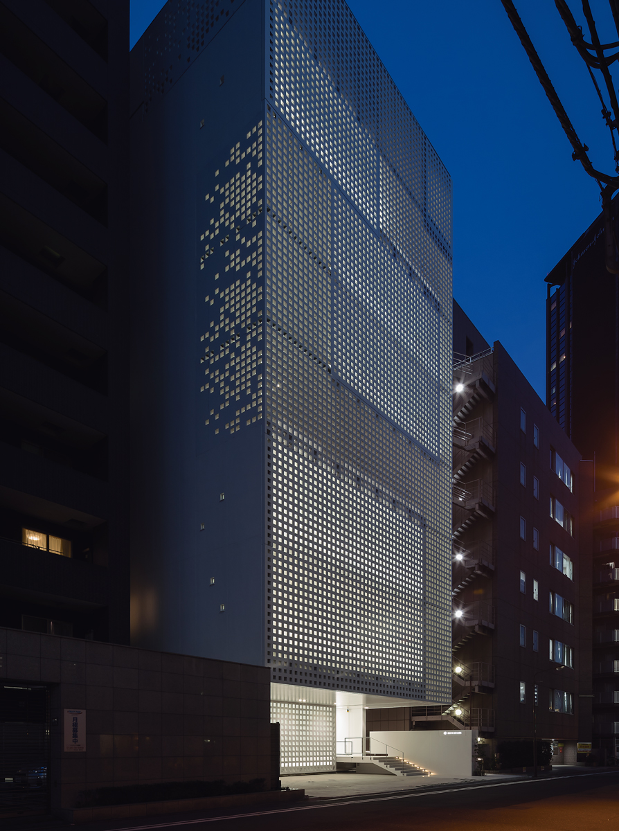 無数の穴で西向きを克服 | 日経クロステック（xTECH）