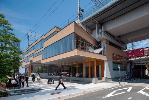 東海道新幹線の高架下に完成した、木造2階建ての建物「ささしま高架下オフィス」。敷地はJR名古屋駅まで徒歩数分という恵まれたロケーションでありながら長年有効活用できず、遊休地になっていた場所だ（写真：車田 保）