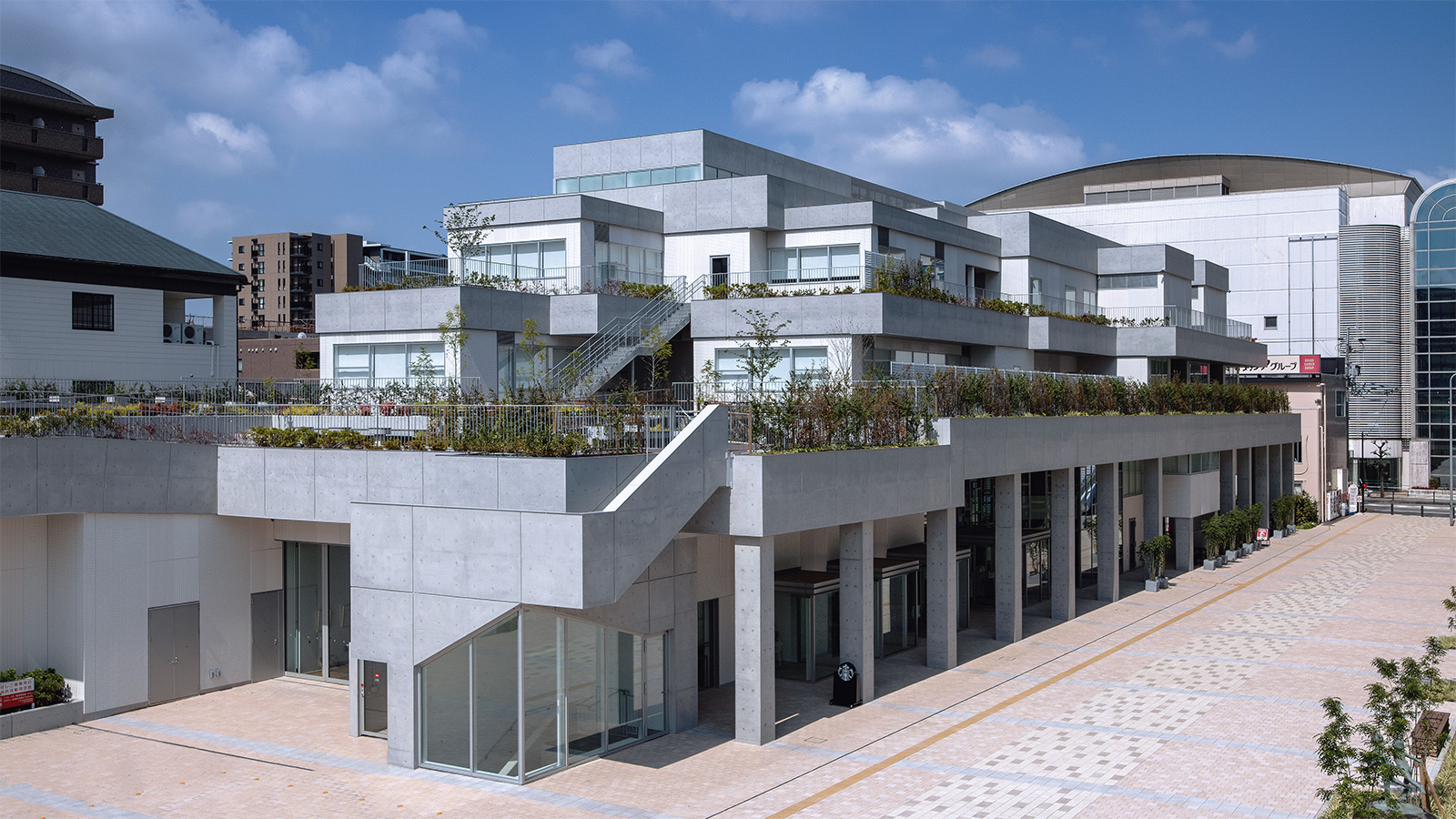 吹き抜けを立体的な「図書室」に、児童と本の密接な関係育む（4ページ