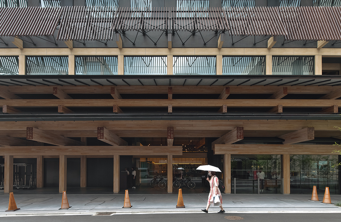 増築建物の北側に設けたホテルのエントランス（写真：生田 将人）