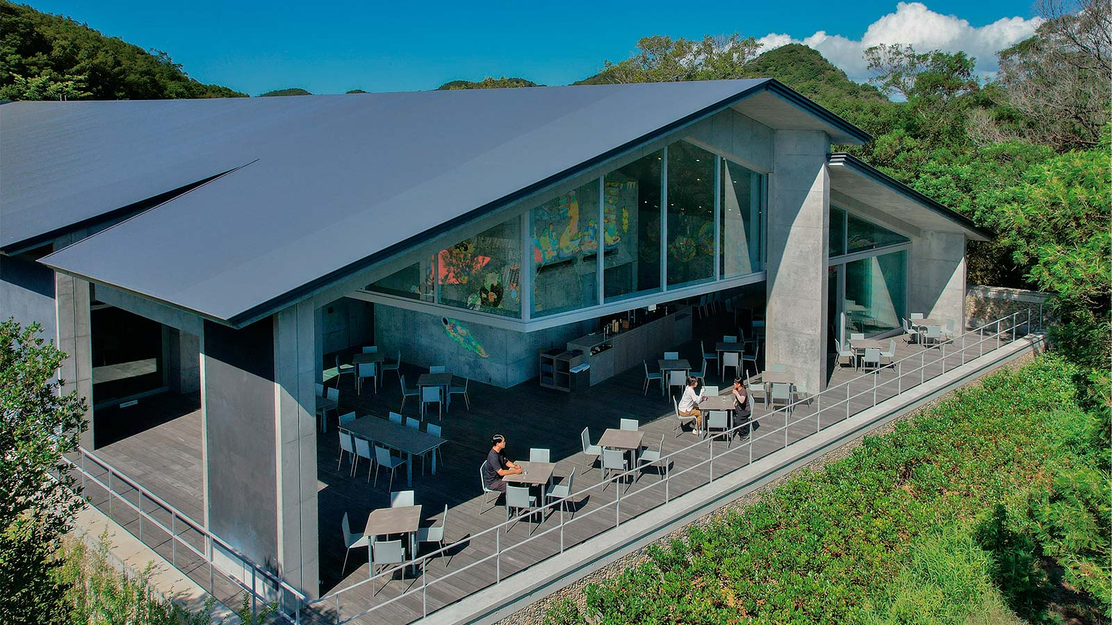 安藤忠雄氏設計の「直島新美術館」、地下ギャラリーへ続く直線階段室に