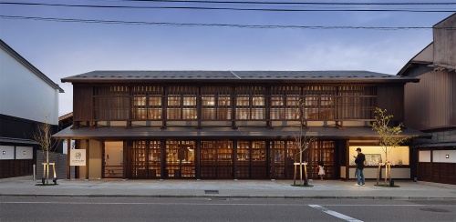 〔写真1〕既存建物は明治中期の呉服店