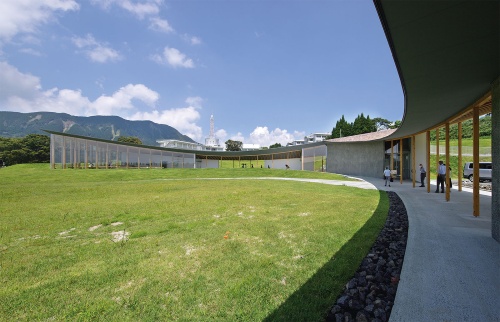 〔写真1〕芝生の広場が広がる