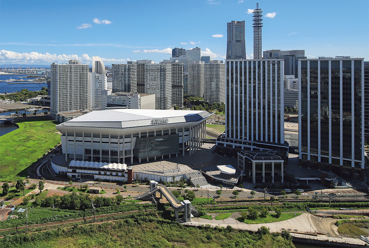 複合施設「ミュージックテラス」の全景。左側の白い建物がKアリーナ横浜だ。現在、写真手前を走る貨物線、JR高島線上へ跨線橋が建設されており、完成後はみなとみらい大橋との距離がより縮まる（写真：安川 千秋）